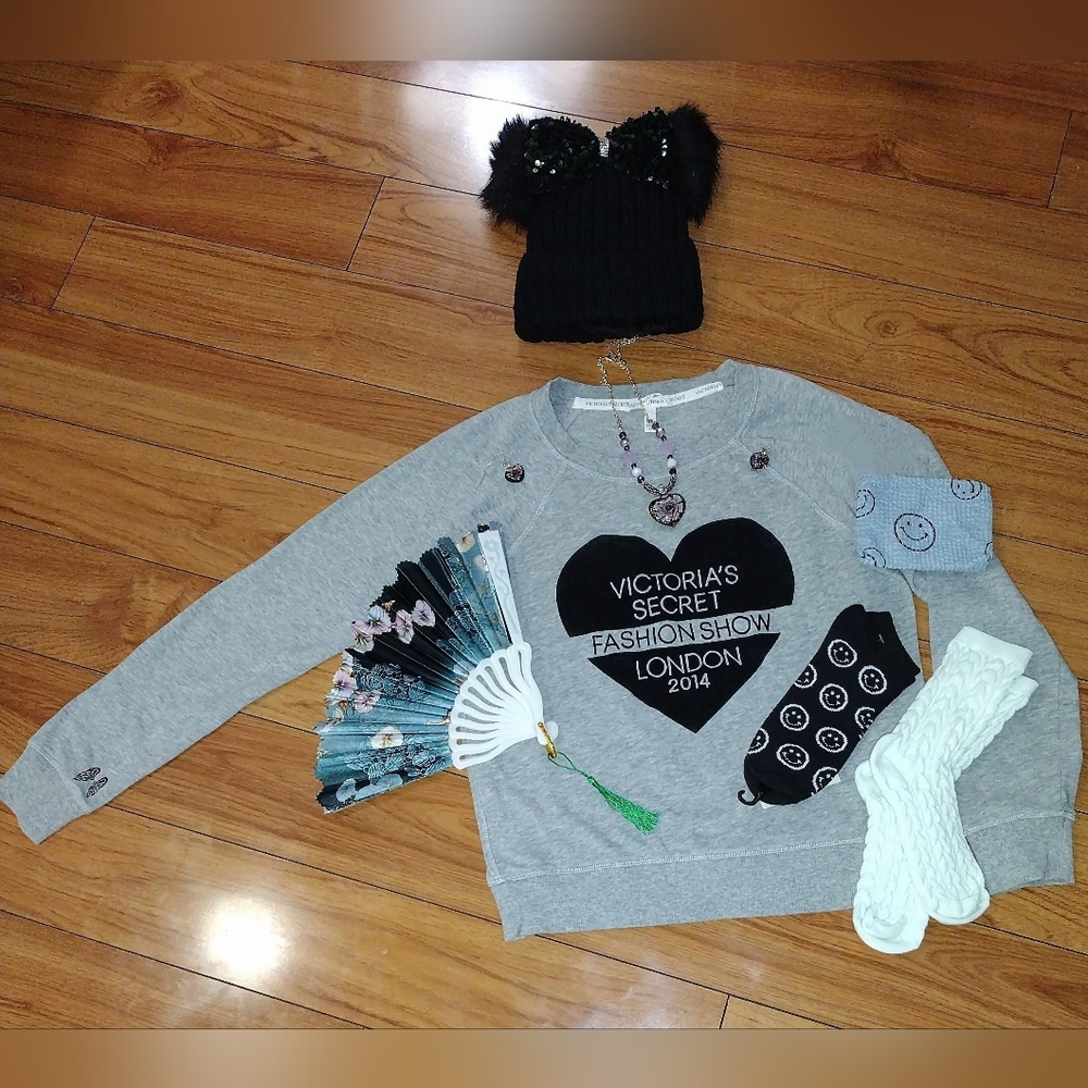 🙂Victoria secret shirt & NEW pair of SMILEY FACE 🧦&NEW coin purse&Fan&NEW hat